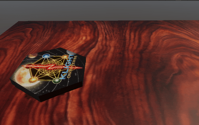 Caixa do BoardGame Klight Omniverse sendo aberta